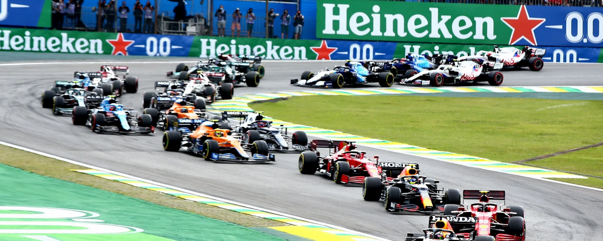 Carros durante corrida de Fórmula 1. 