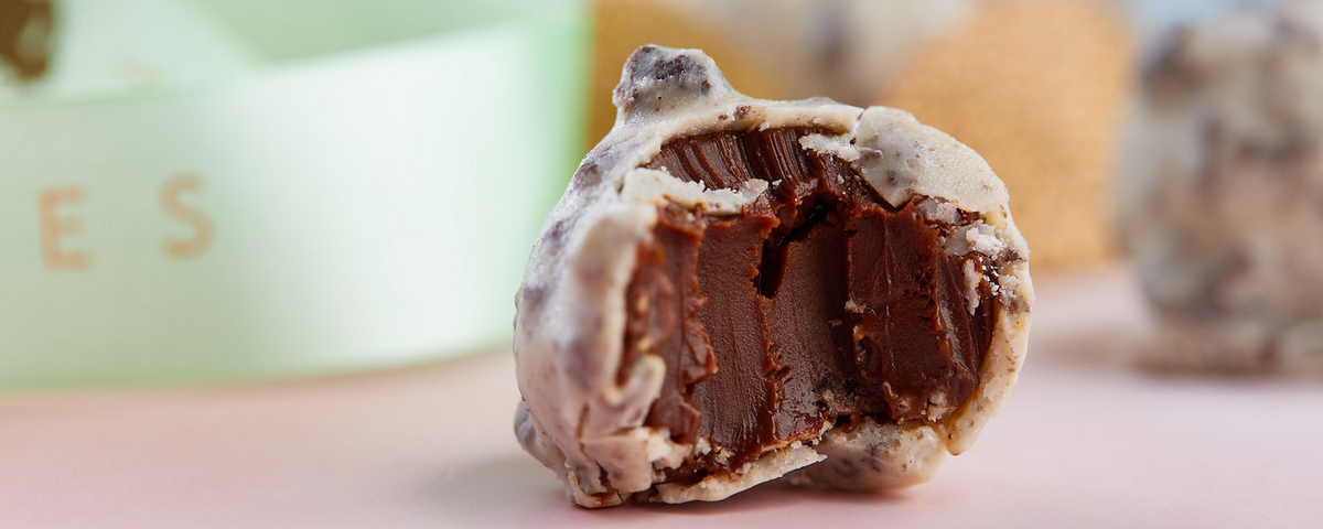 Pedaço de bombom mordido, com recheio de chocolate, vendido na confeitaria saudável Healthy Bites. 