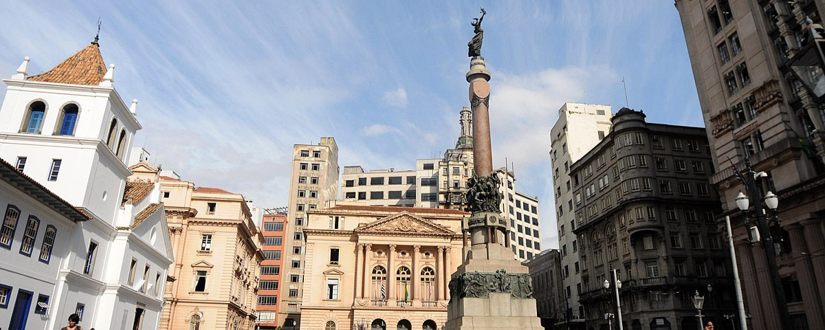Praça no centro da cidade de São Paulo. Existe a opção de fazer uma visita guiada pela região. 