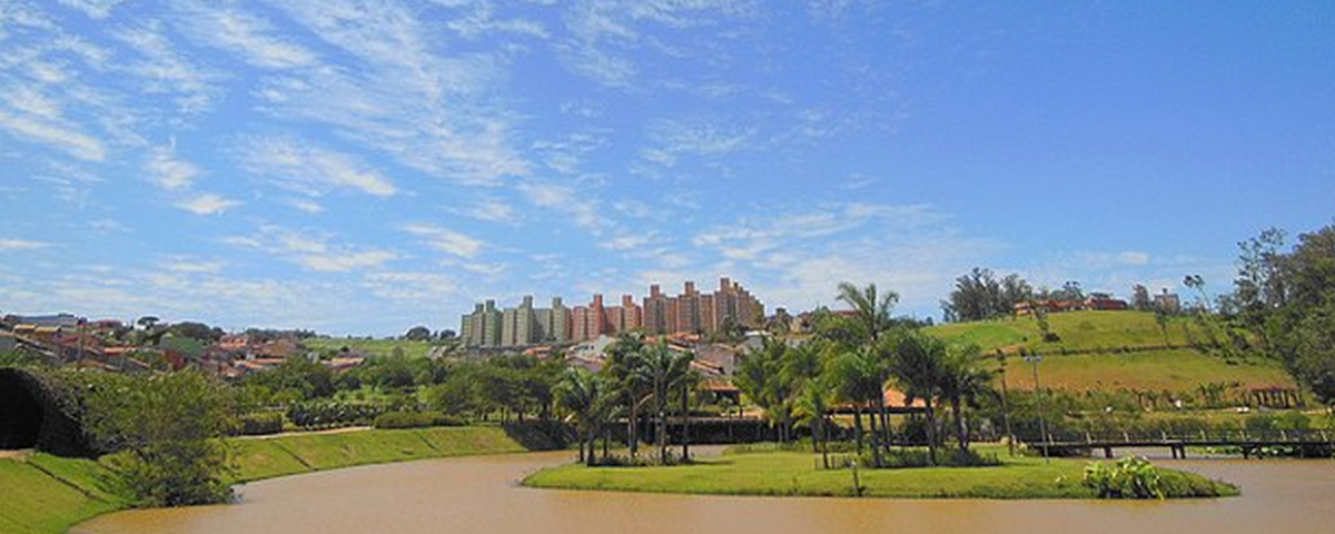 Uma das opções de passeios ao ar livre em Campinas é o Parque das Águas, que possui um amplo espaço, com um lago e extensa área verde. 