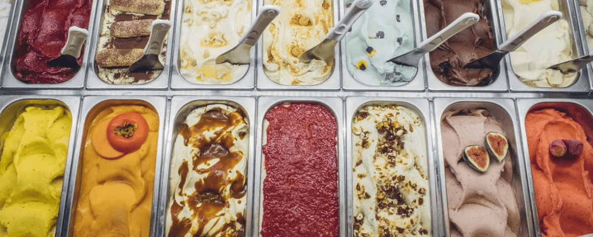 Diversos sabores de sorvete no freezer da L'Albero dei Gelati Brasil.