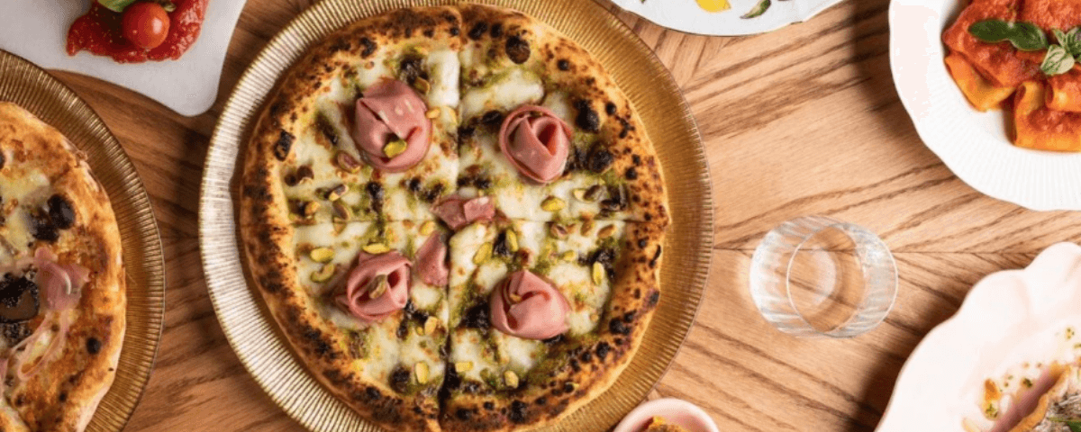 Pizza do La Serena está entre as comidas com pistache devido ao seu pesto feito com a iguaria. Ela ainda possui pedaços de presunto por cima. 