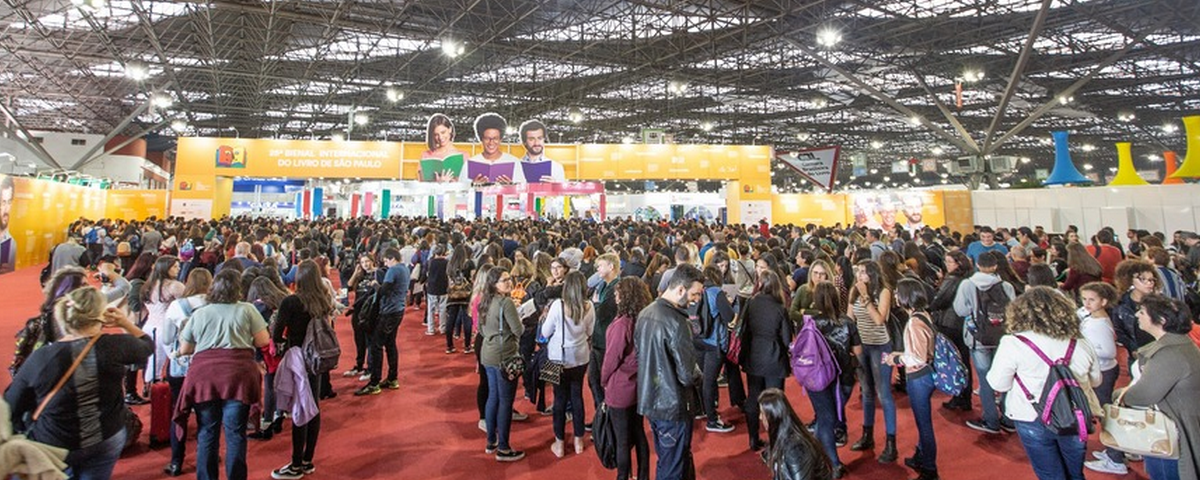 Espaço onde acontece a Bienal do Livro fica lotado durante o evento. 