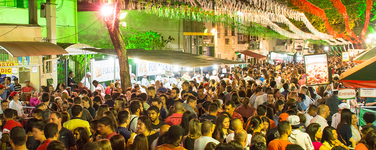 Diversas pessoas na rua durante a festa Achiropita, um dos eventos anuais em SP. 