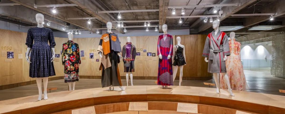 Vitrine com manequins vestindo roupas típicas japonesas em celebração ao Dia da Imigração Japonesa. 