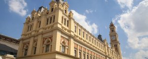 Fachada do Museu da Língua Portuguesa, em São Paulo, com céu aberto e claro ao fundo.