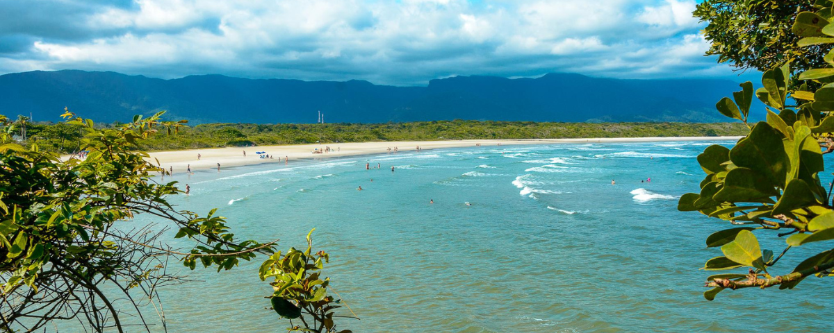 A Praia de Itaguaré possui o mar cor azul turquesa e é ideal para praticar mergulho no litoral paulista. 