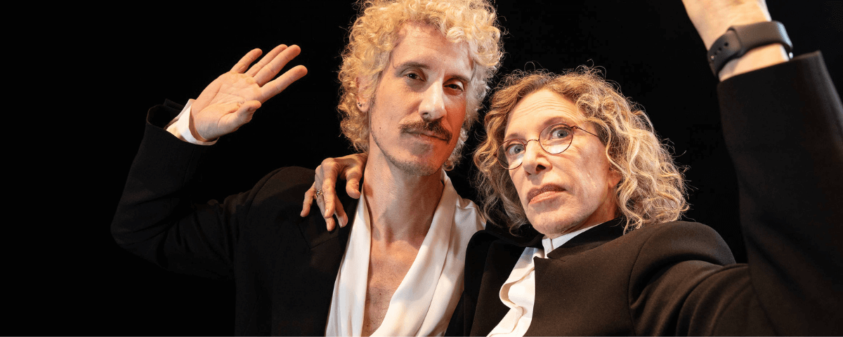 Marília Gabriela e o filho Theodoro Cochrane se apresentando em peça de teatro. 