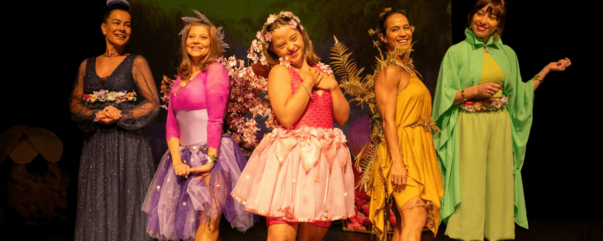 Atrizes em palco durante a apresentação da peça As Aventuras Da Fada Amor, uma das peças de teatro em junho. 