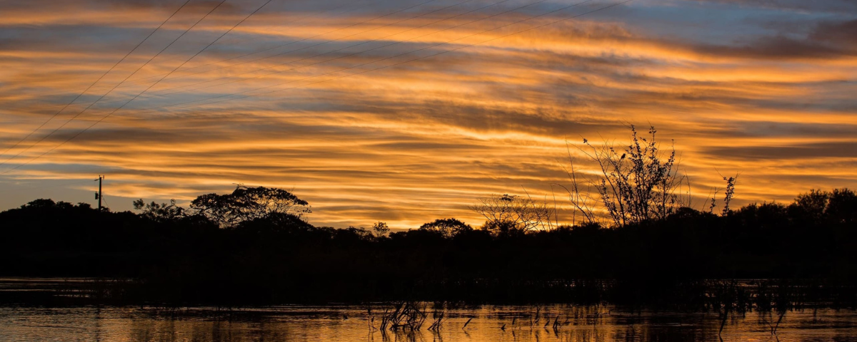 Céu com pôr do sol alaranjado. 