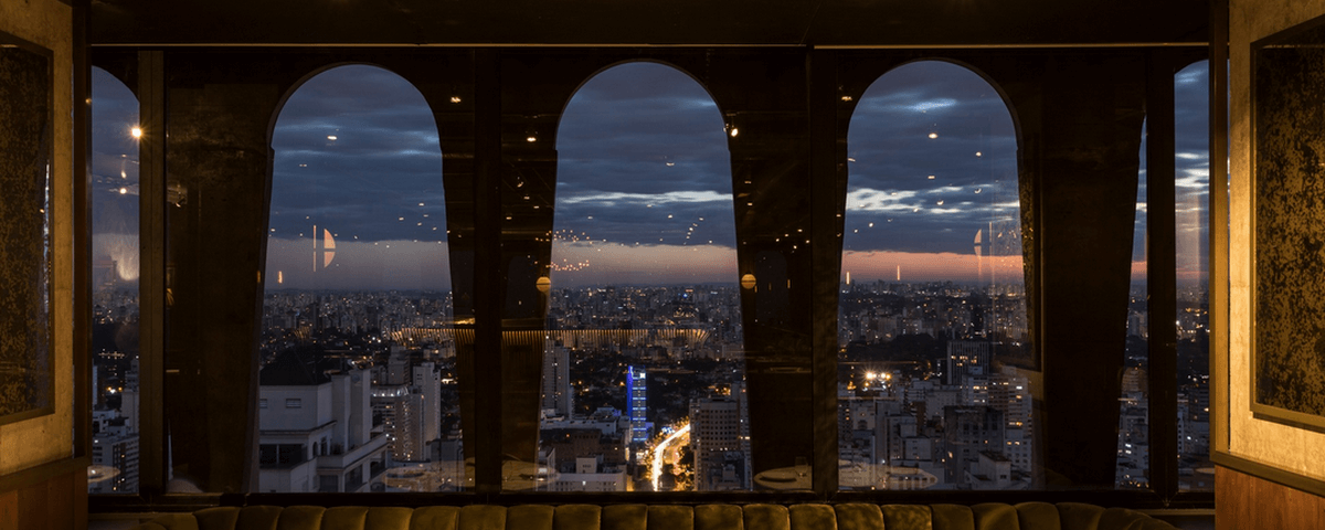 O restaurante Seen possui janelas grandes e uma bela vista para a cidade de São Paulo. 