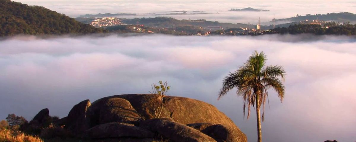 Pico da cidade de Mairiporã, com nuvens em meio as montanhas. 