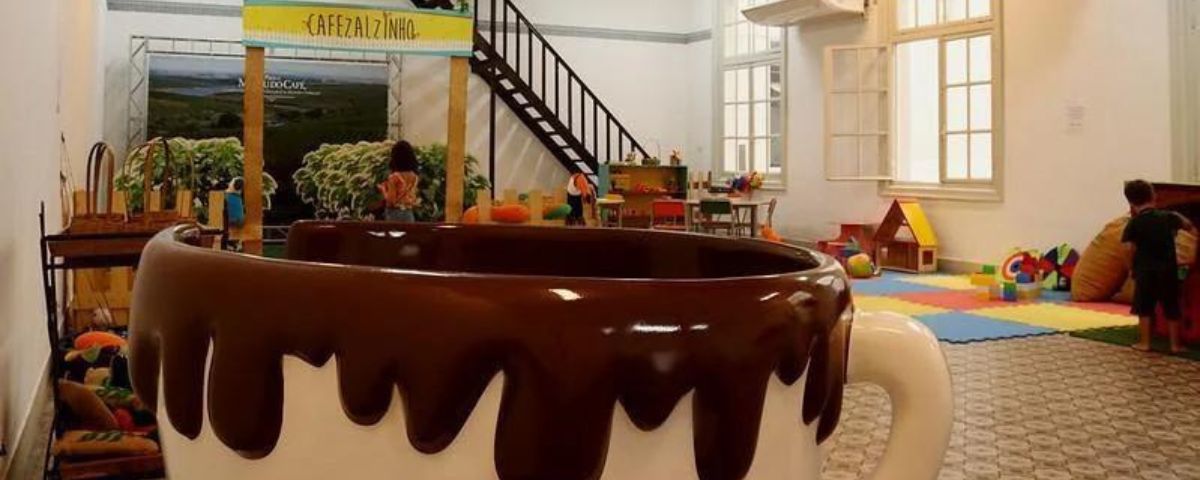 Xícara de café gigante no Museu do Café, que faz parte das atividades da agenda de julho para crianças. 