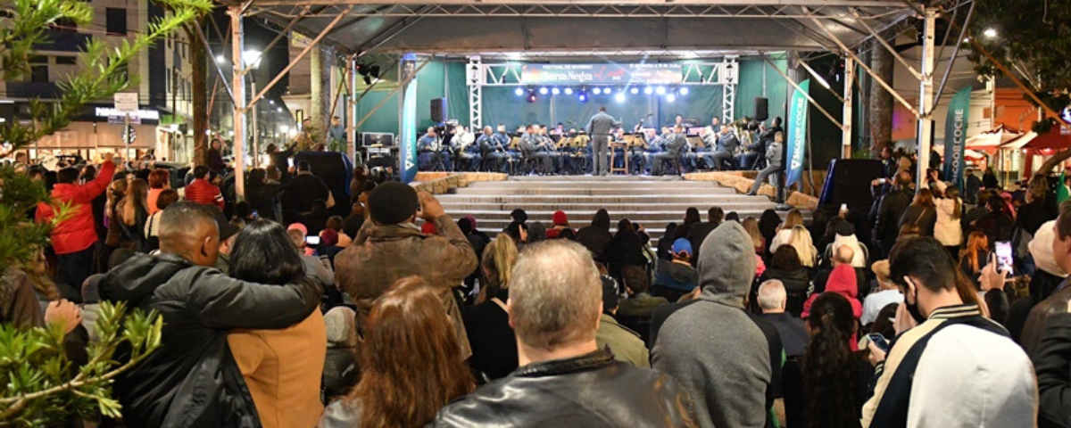 Plateia assistindo ao Festival de Inverno de Serra Negra, um dos festivais em julho. 