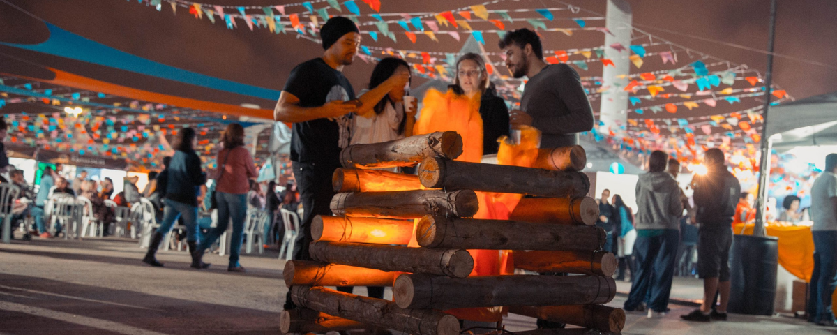 Pessoas aproveitando a Festa Julina no Memorial da América Latina. 