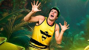 A imagem mostra o YouTuber Natan por aí em ação