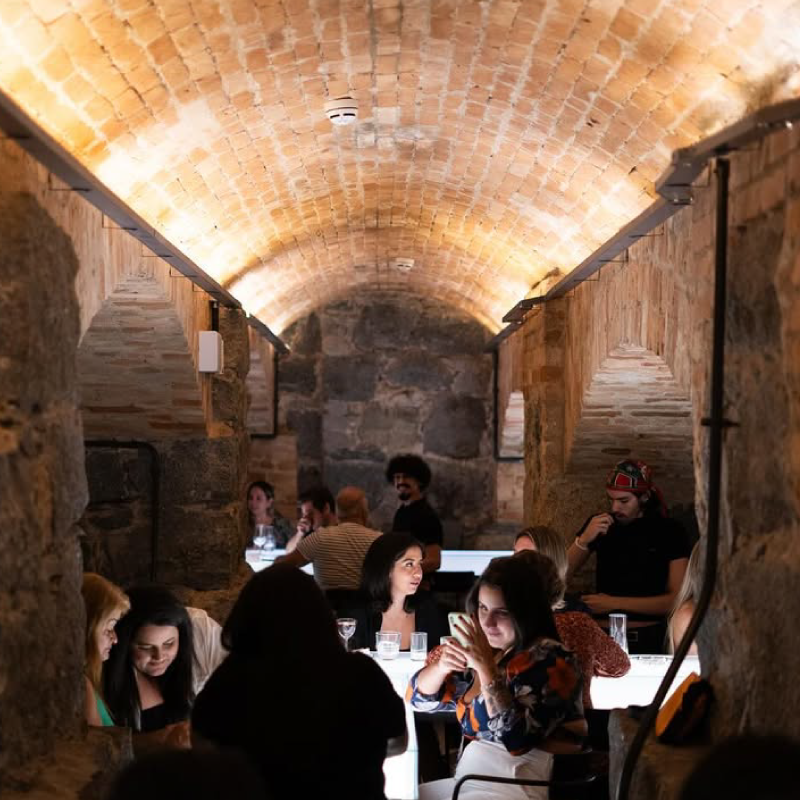 Bares subterrâneos e secretos em SP com música ao vivo