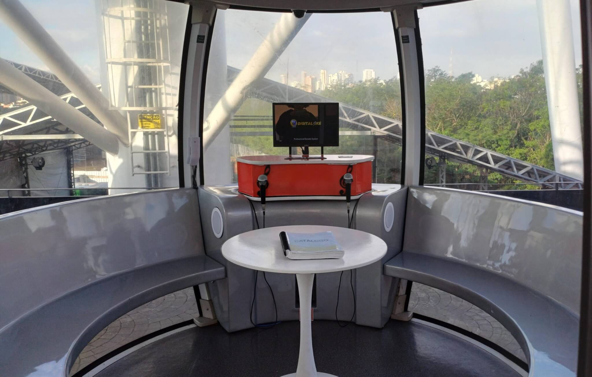 Roda Rico oferece cabines com karaokê para happy hour de fim de ano